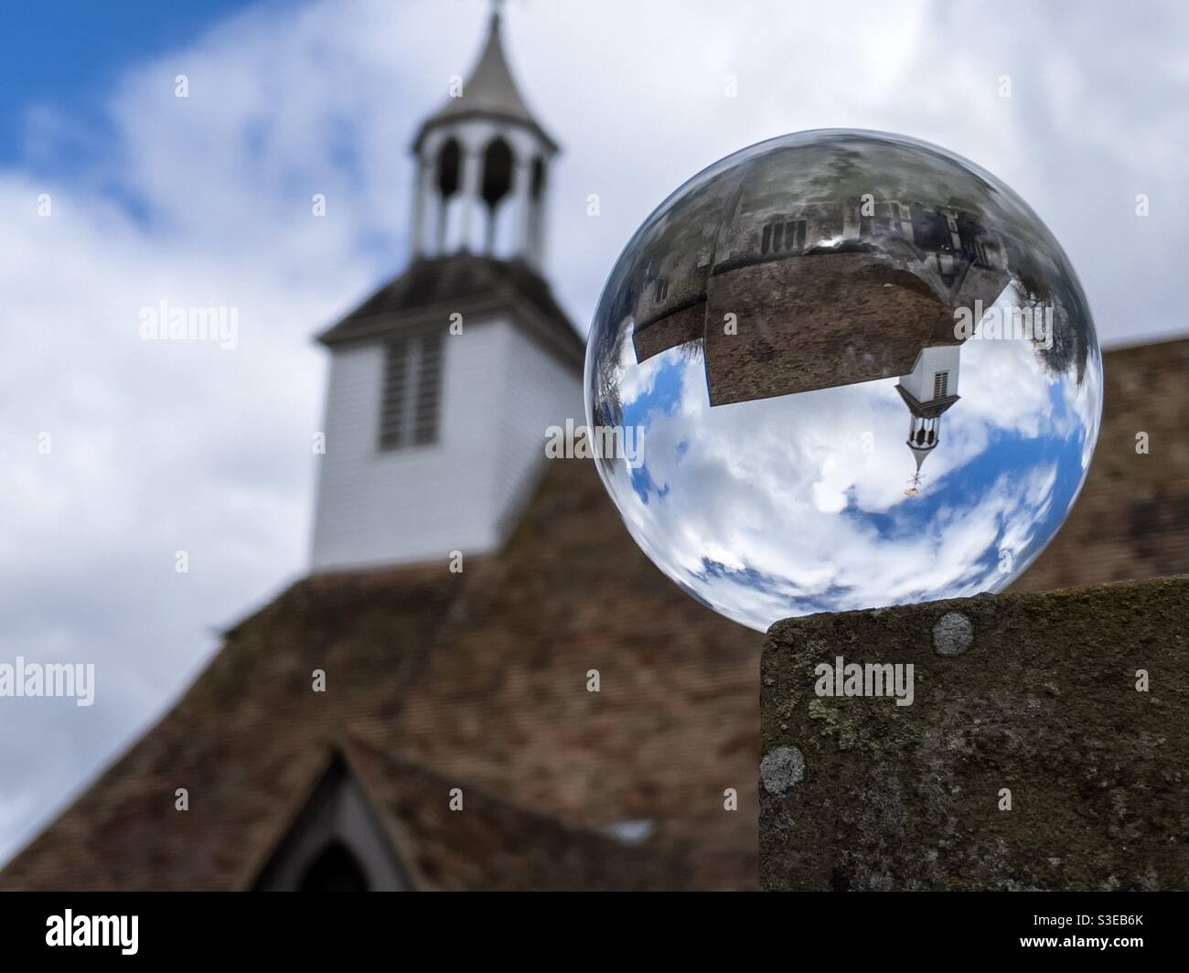 Église de Quendon, Essex à travers une boule de verre Banque D'Images