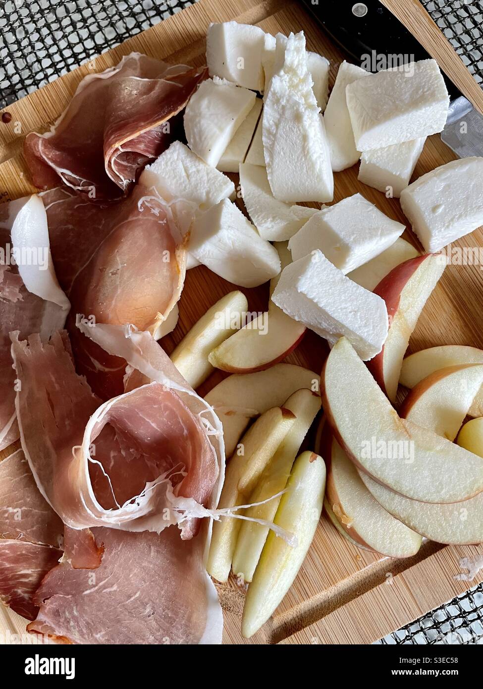 Charcuterie de prosciutto, de pomme et de mozzarella fraîche - Image de stock capturée avec un smartphone