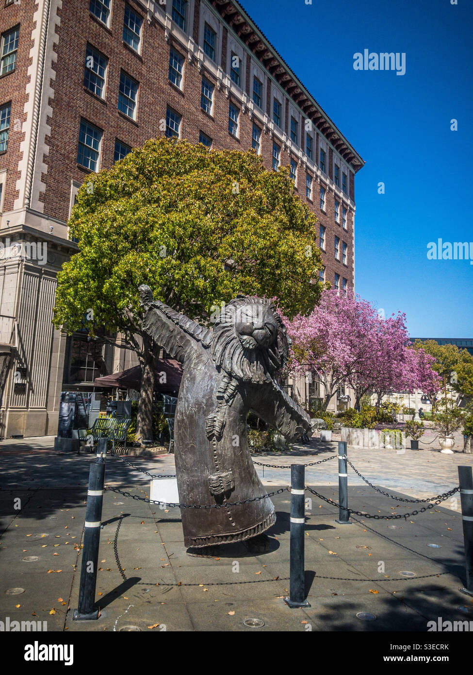 Leo le lion en face de l'Hôtel Culver à Culver City, Californie Banque D'Images