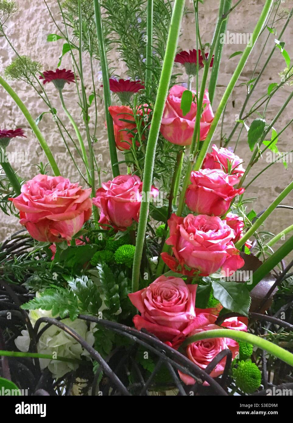 Beau bouquet de fleurs avec roses roses - Image de stock capturée avec un smartphone