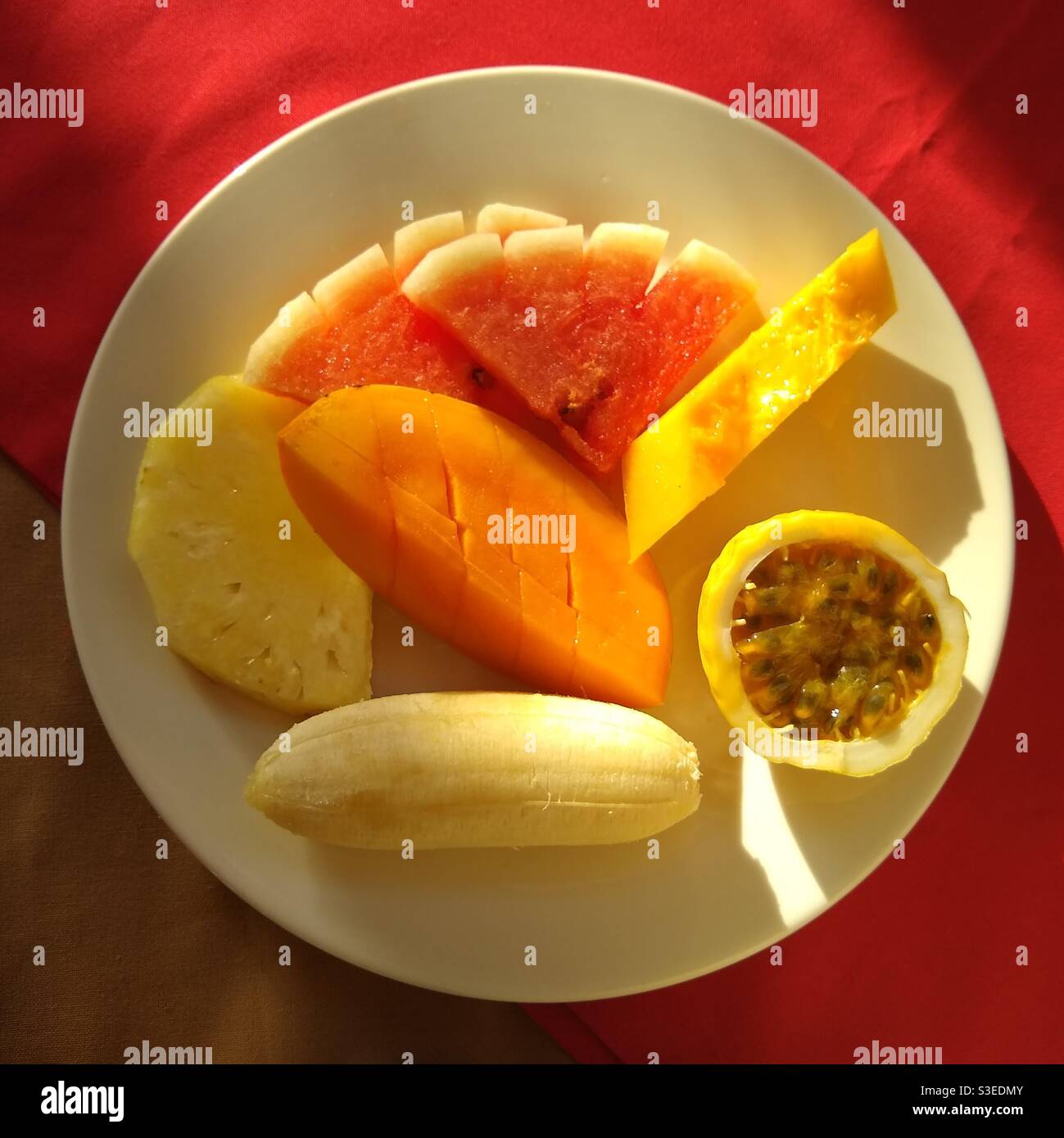 Assiette de fruits pour le petit déjeuner au lever du soleil africain. Banque D'Images