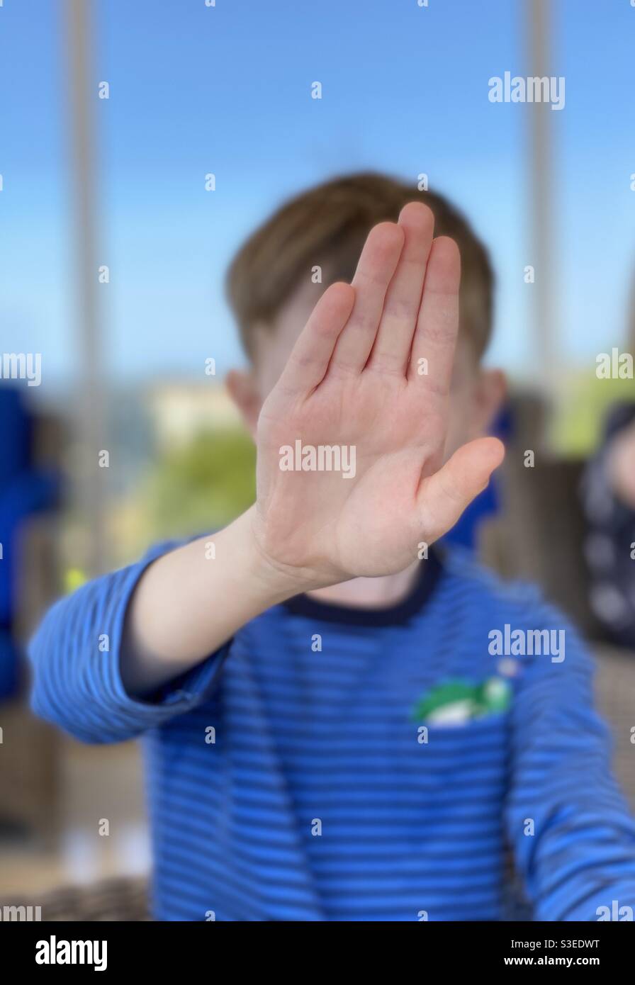 Enfant avec sa main tenue devant lui face Banque D'Images