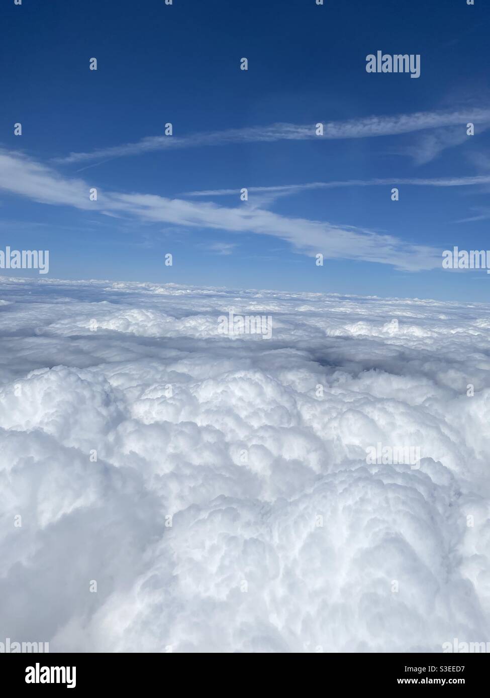 Dans les nuages, tout en voyageant en avion depuis l'aéroport de Londres Gatwick. Banque D'Images