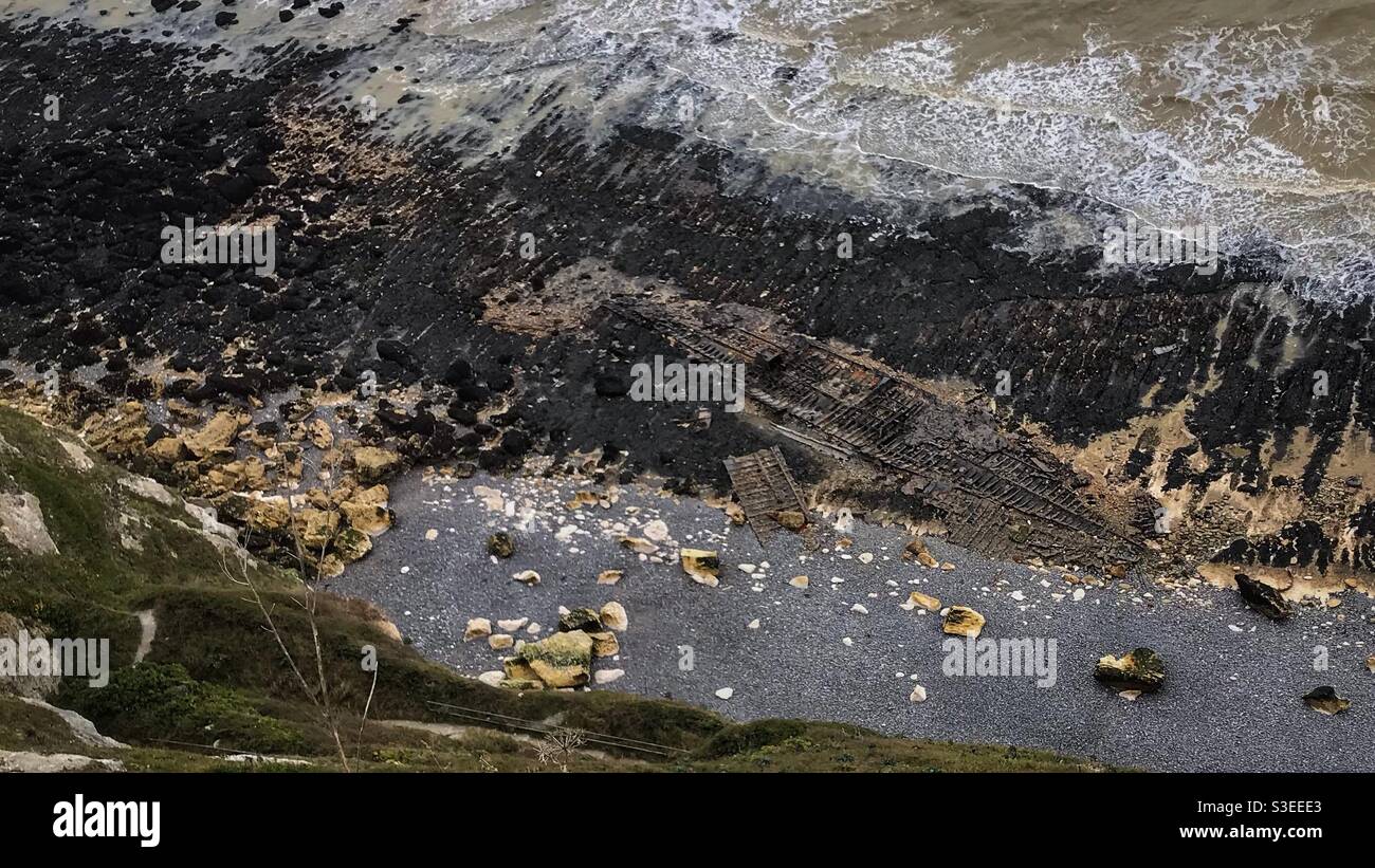L'épave vue à marée basse de HMS Falcon le bateau à vapeur à vis en fer qui a couru un sol au pied des falaises de craie à Langdon Bay, Douvres - Image de stock capturée avec un smartphone