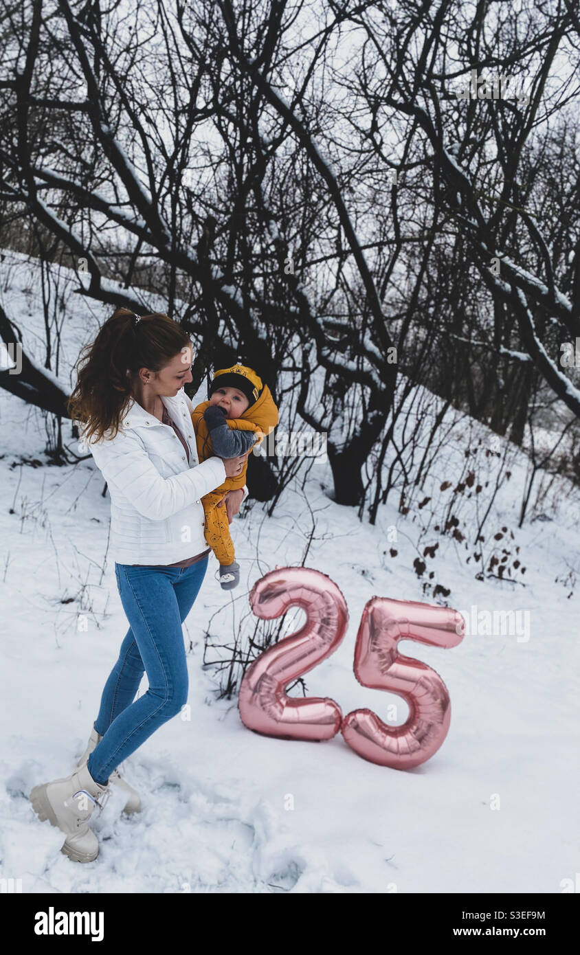 Photo D Anniversaire Avec Mon Bientot 25 Photo D Hiver En Plein Air Photo Stock Alamy