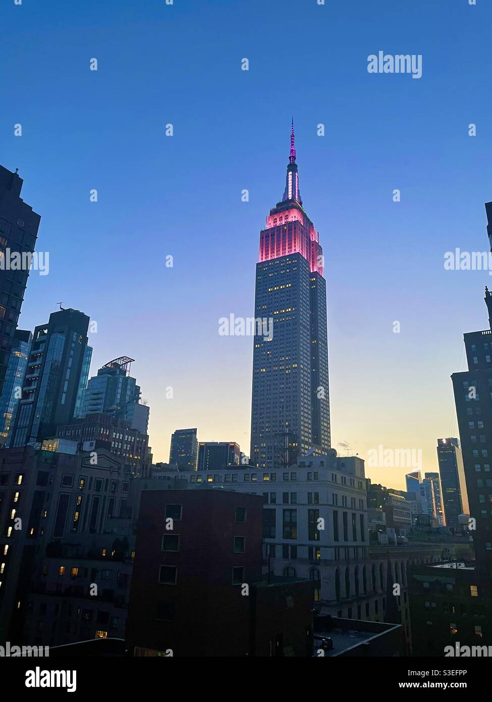 Lumières roses et blanches sur l'Empire State Building pour Pâques Banque D'Images