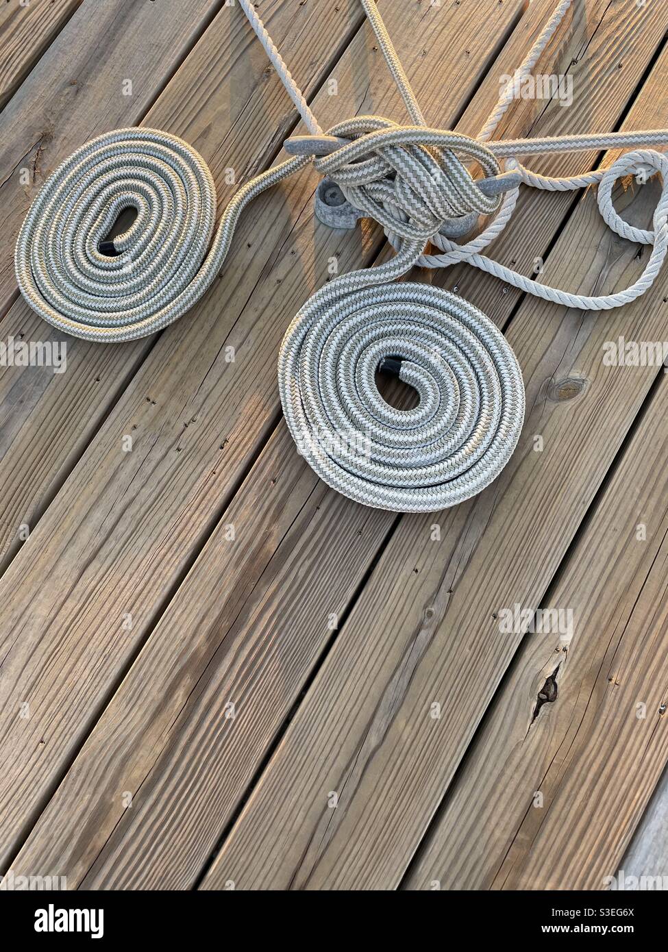 Cordes de bateau sur fond de planche en bois Banque D'Images