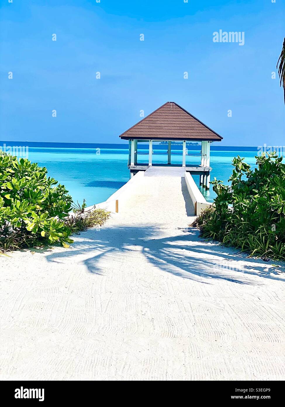 Une petite maison en verre ou un belvédère pour regarder la mer à Maldives plage Banque D'Images