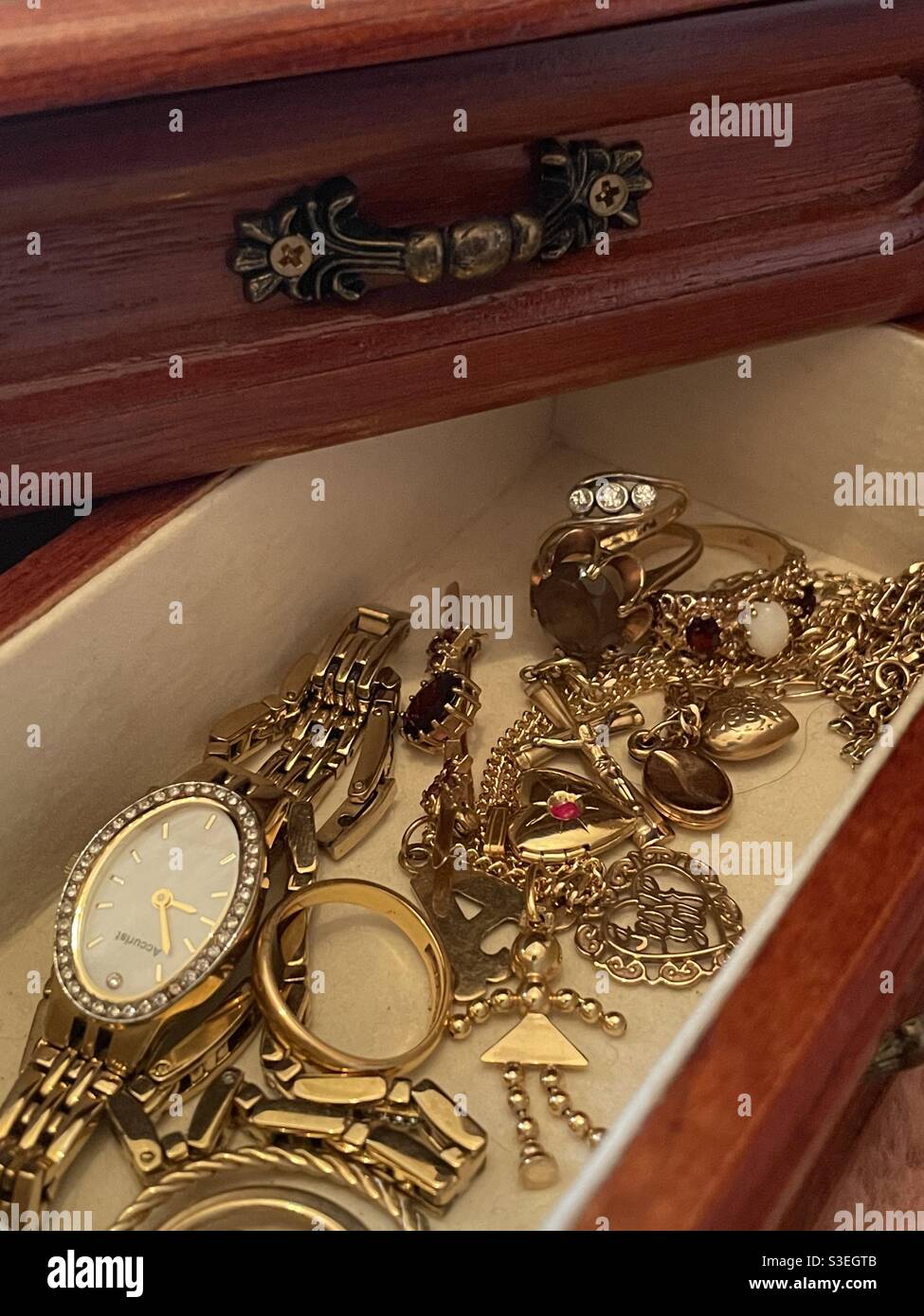Bijoux d'or dans un petit coffre de Trésor dans la mémoire de fond De maman  Photo Stock - Alamy