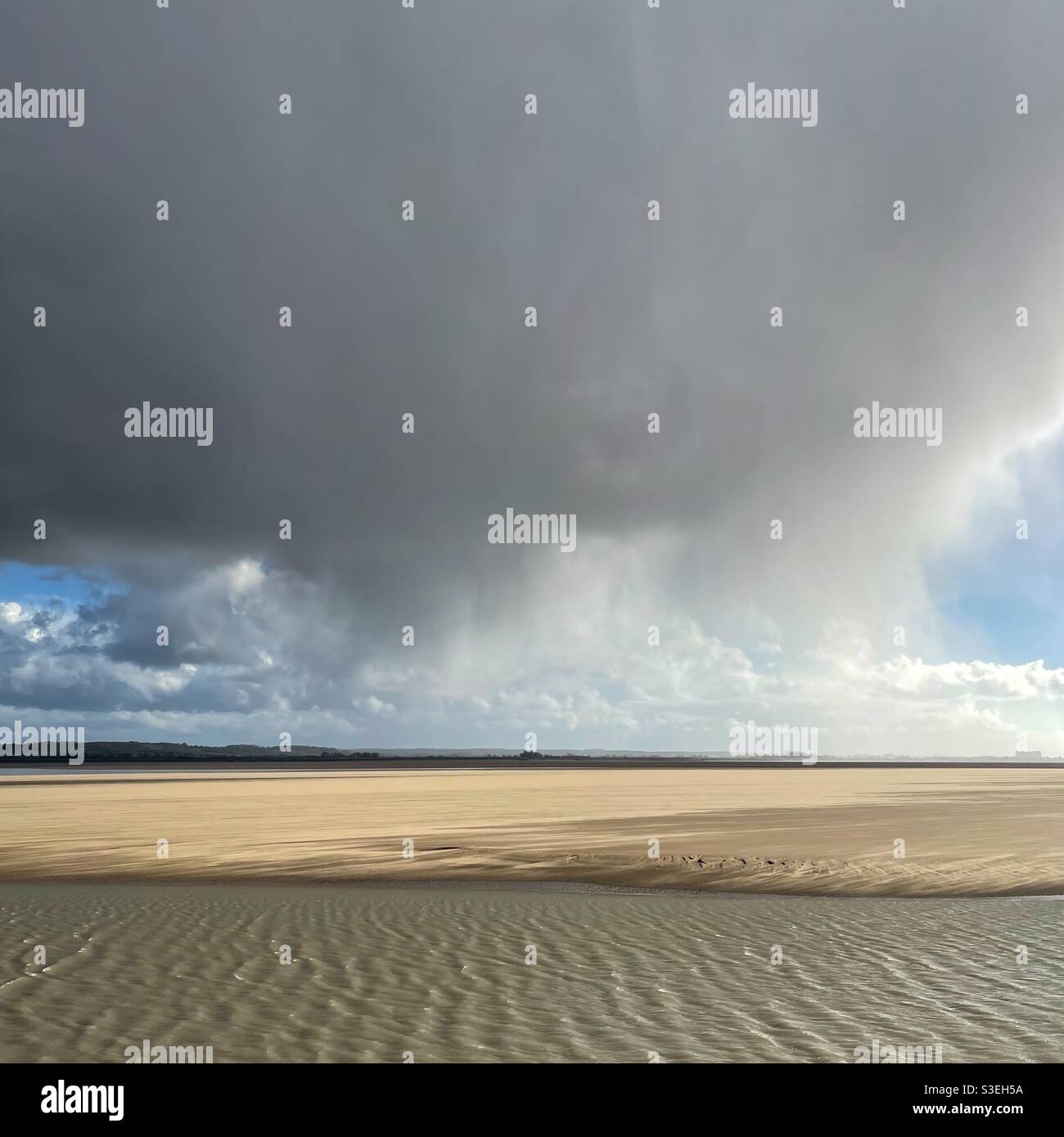 Nuages de pluie orageux au-dessus de la rivière Severn - Image de stock capturée avec un smartphone
