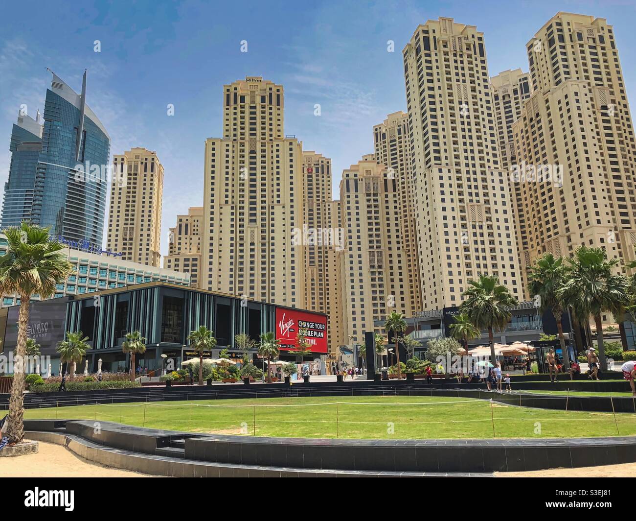 Bâtiments modernes à Dubai Marina près de JBR Beach, Émirats Arabes Unis. - Image de stock capturée avec un smartphone