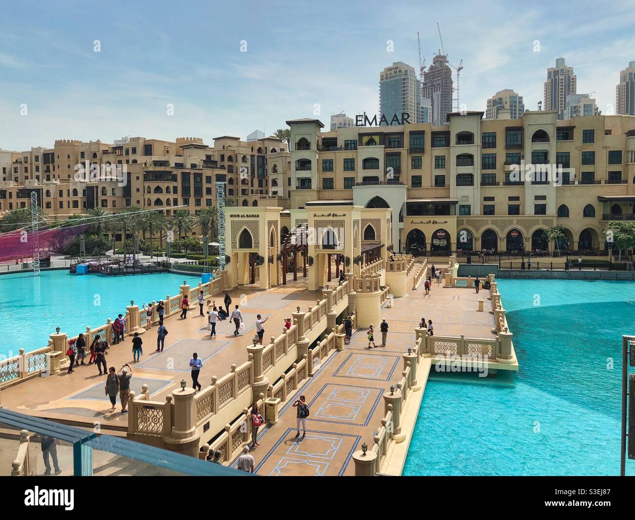 Vue depuis la galerie marchande de Dubaï au pont au-dessus de la fontaine de Dubaï et du quartier commerçant de Souk Al Bahar, Émirats arabes Unis. - Image de stock capturée avec un smartphone