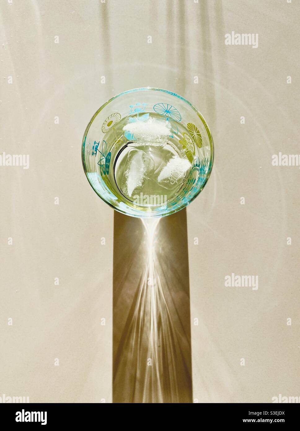 3 glaçons dans un verre coloré bien éclairé - Image de stock capturée avec un smartphone