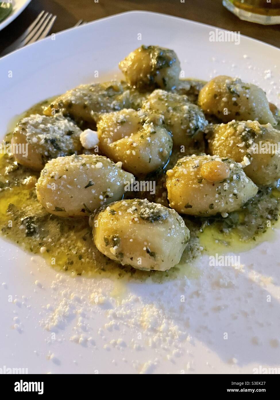 Entrée gastronomique italienne de gnocchi frais avec sauce pesto Photo  Stock - Alamy