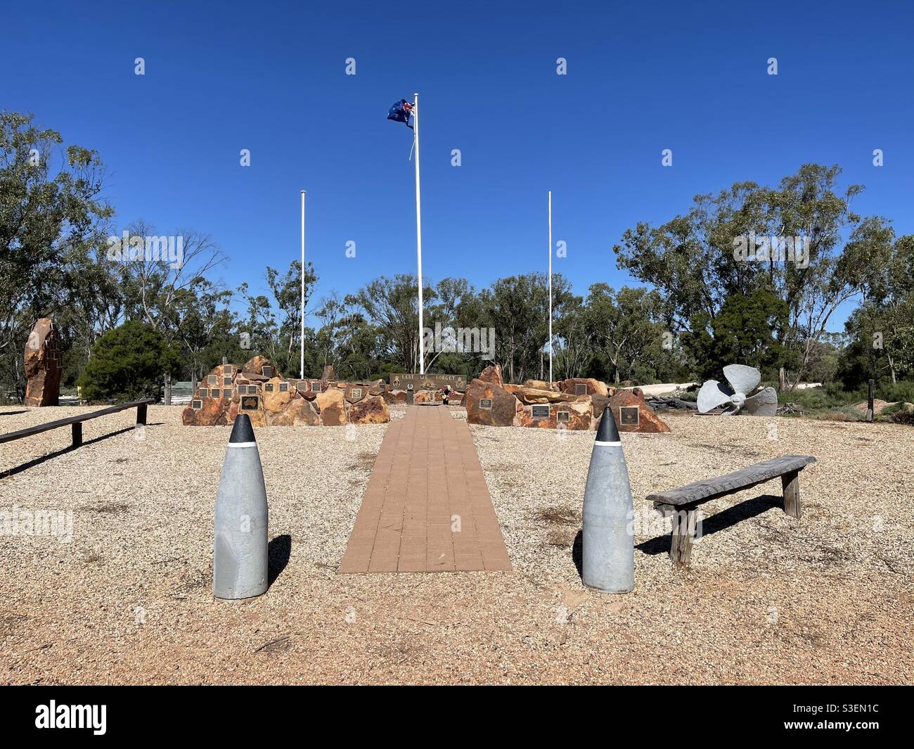 Mémorial de guerre sur le champ d'opale de Grawin près de Lightning Ridge, Nouvelle-Galles du Sud, Australie - Image de stock capturée avec un smartphone
