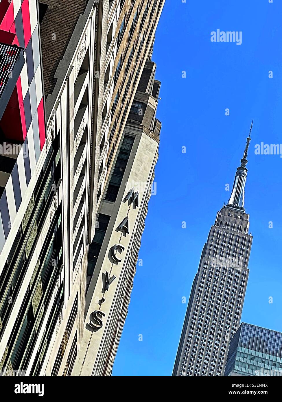 Le signe de Macy et le bâtiment de l'état empire sur la rue W. 34th dans Midtown Manhattan Anacostia Clear Spring Day, NYC, Etats-Unis - Image de stock capturée avec un smartphone