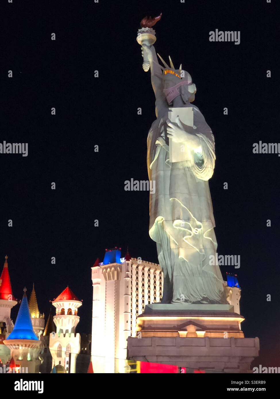 Las Vegas, États-Unis. 15 avril 2021. Tard dans la nuit sur le Strip de Vegas la Statue de la liberté au cirque cirque portant un masque Covid .. Banque D'Images