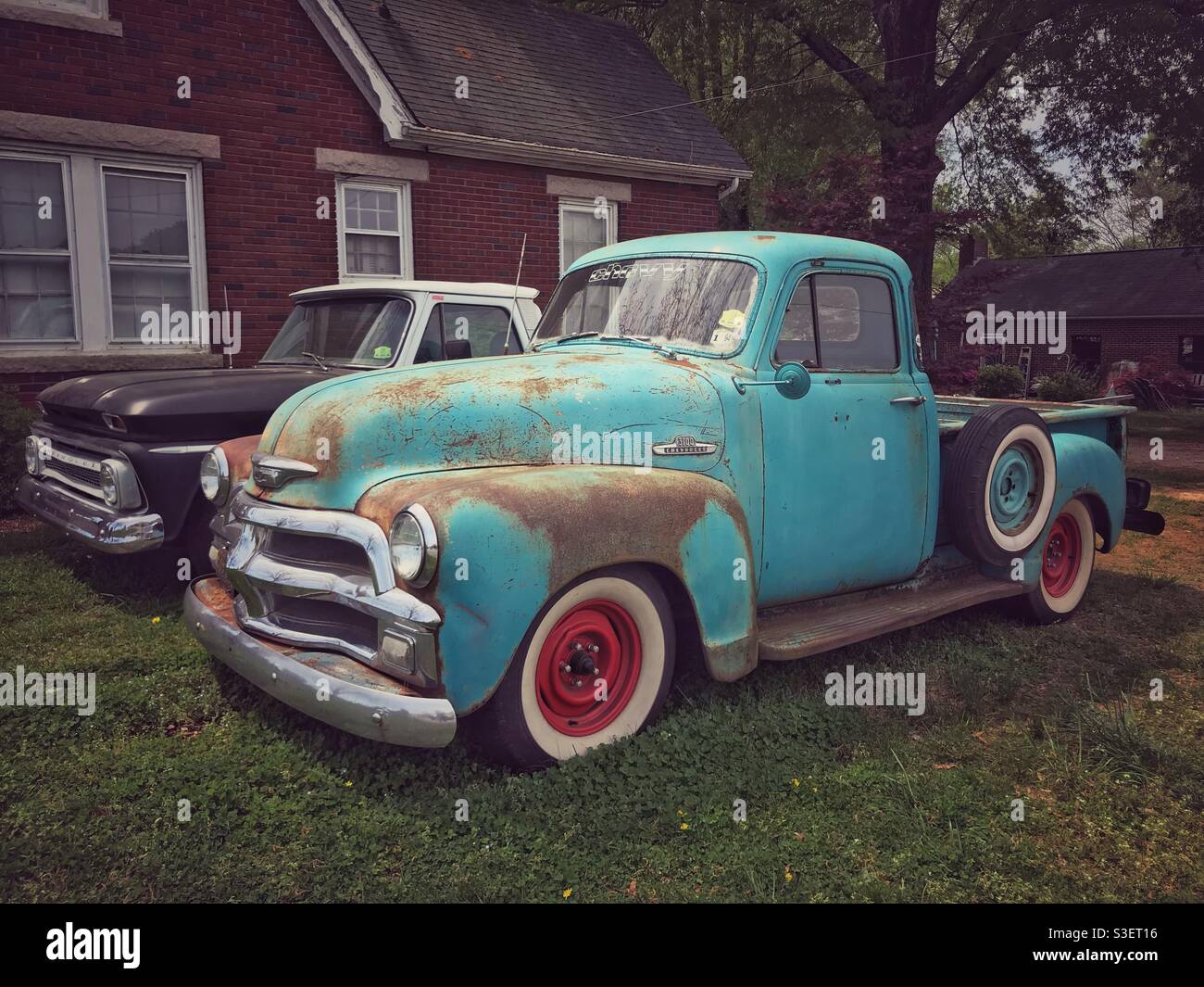 Deux pick-up vintage garés côte à côte Banque D'Images