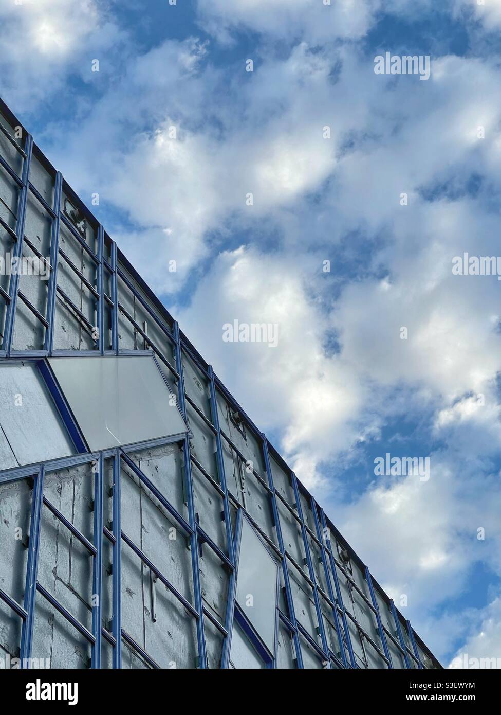 Bâtiment en construction dans un ciel nuageux à Brisbane, Queensland, Australie - Image de stock capturée avec un smartphone