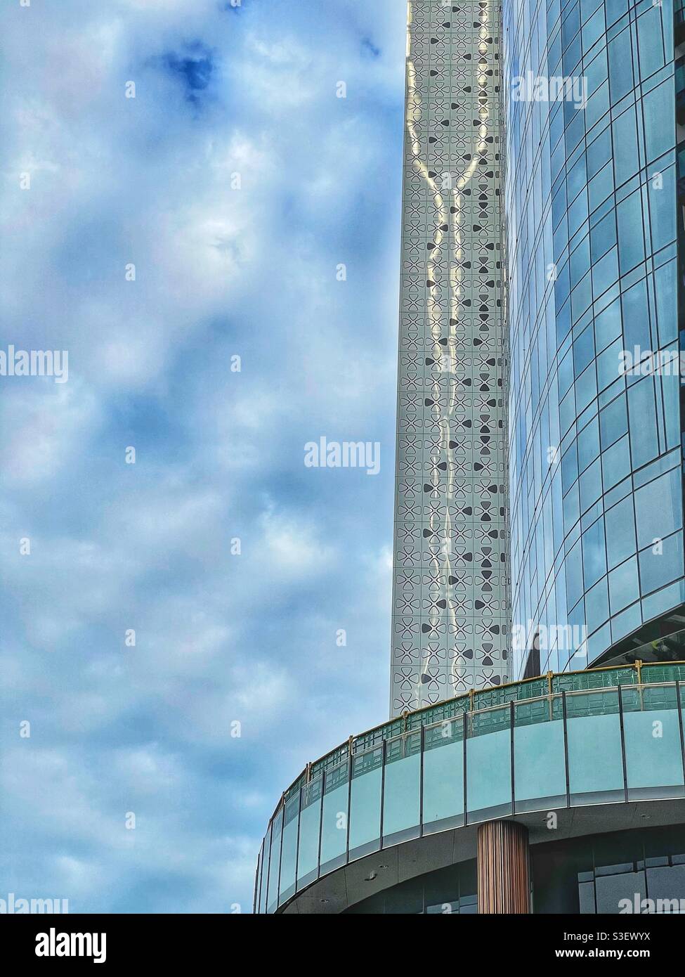 Détails du bâtiment dans un ciel nuageux à Brisbane, Queensland, Australie - Image de stock capturée avec un smartphone