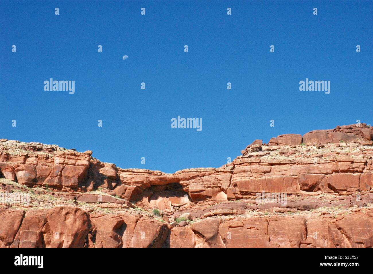 Falaises le long du fleuve Colorado contre le ciel bleu avec la lune, près de Moab, Utah - Image de stock capturée avec un smartphone