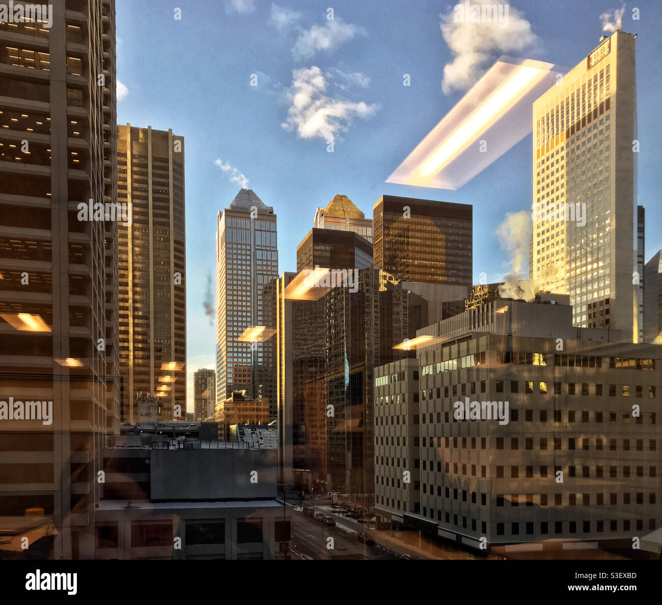 Vue sur un immeuble de bureaux, au centre-ville de Calgary, un matin ensoleillé. Calgary, Alberta, Canada. - Image de stock capturée avec un smartphone