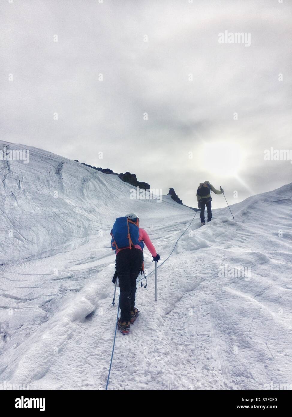Alpinisme/escalade du glacier du Grand Paradiso vers le sommet ropé avec des crampons Banque D'Images