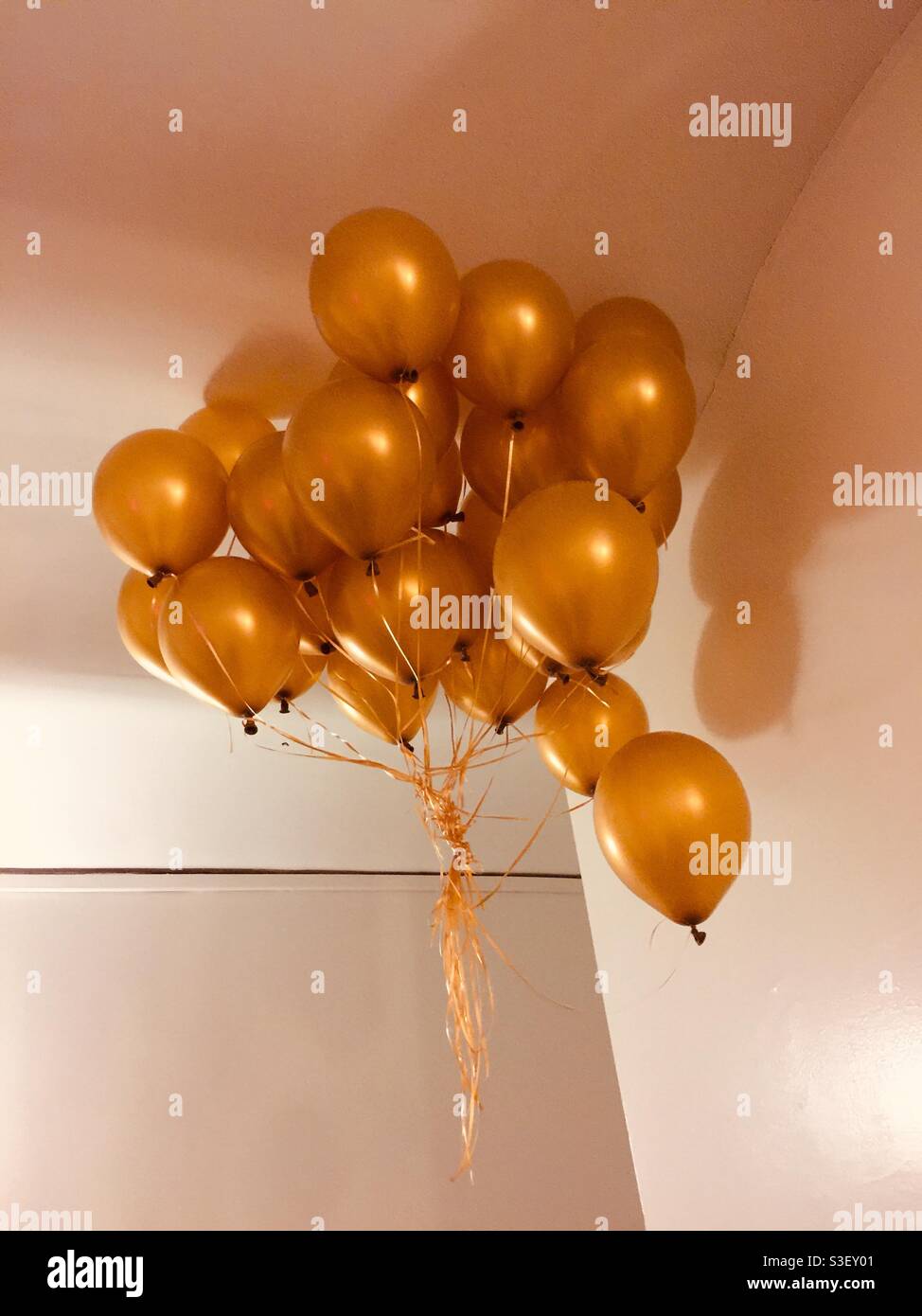 Bouquet de ballons dorés Banque D'Images