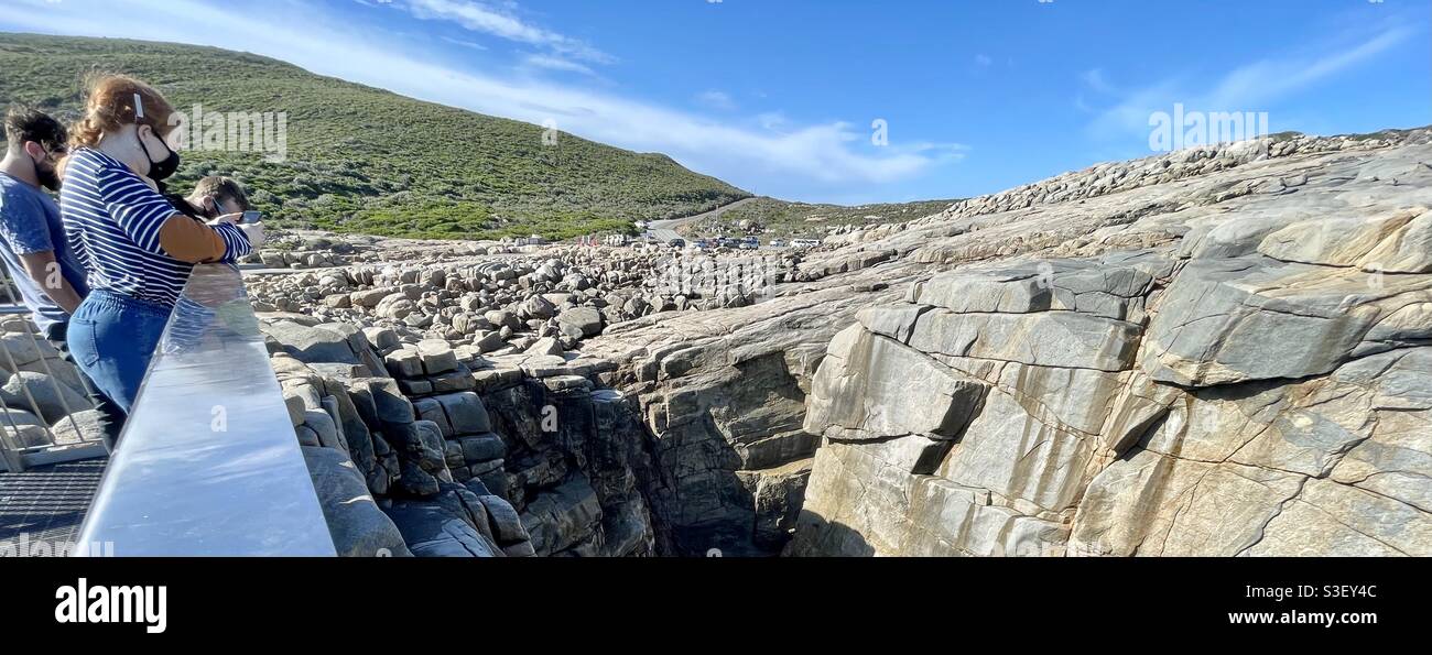 Plate-forme d'observation à la falaise de Gap en granite dans le parc national de Torndirrup le long de la côte de l'océan Austral, région Great Southern près d'Albany Australie occidentale Banque D'Images