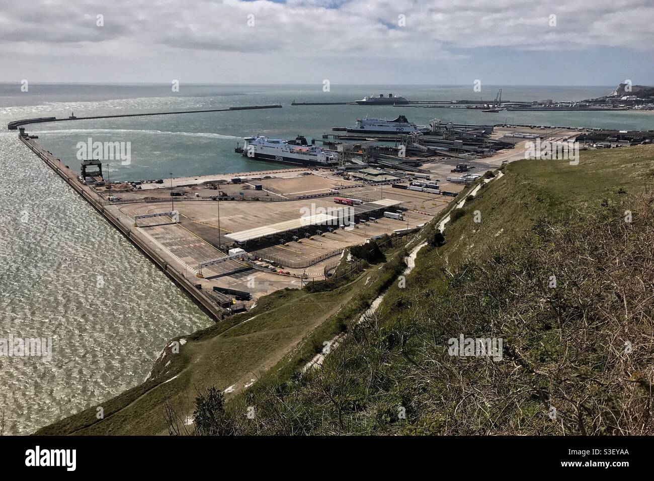 UK Weather Dover: Port de Douvres vide lors d'un week-end ensoleillé en avril malgré des restrictions de voyage. Banque D'Images