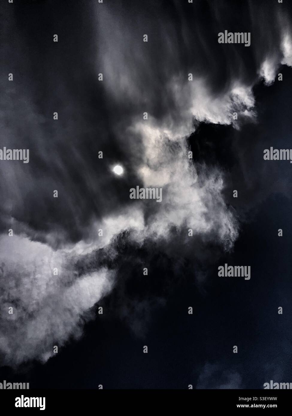 Paysage de nuages et le soleil apparaissent de l'arrière des nuages Banque D'Images