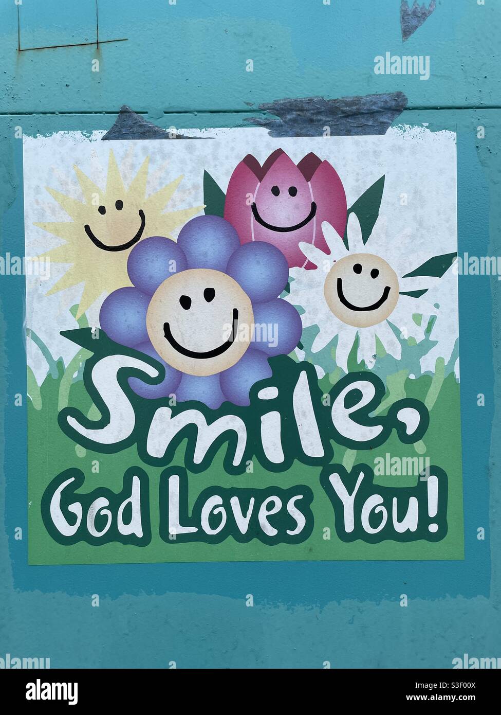 Street art Smile God vous aime sur un extérieur coloré mur - Image de stock capturée avec un smartphone