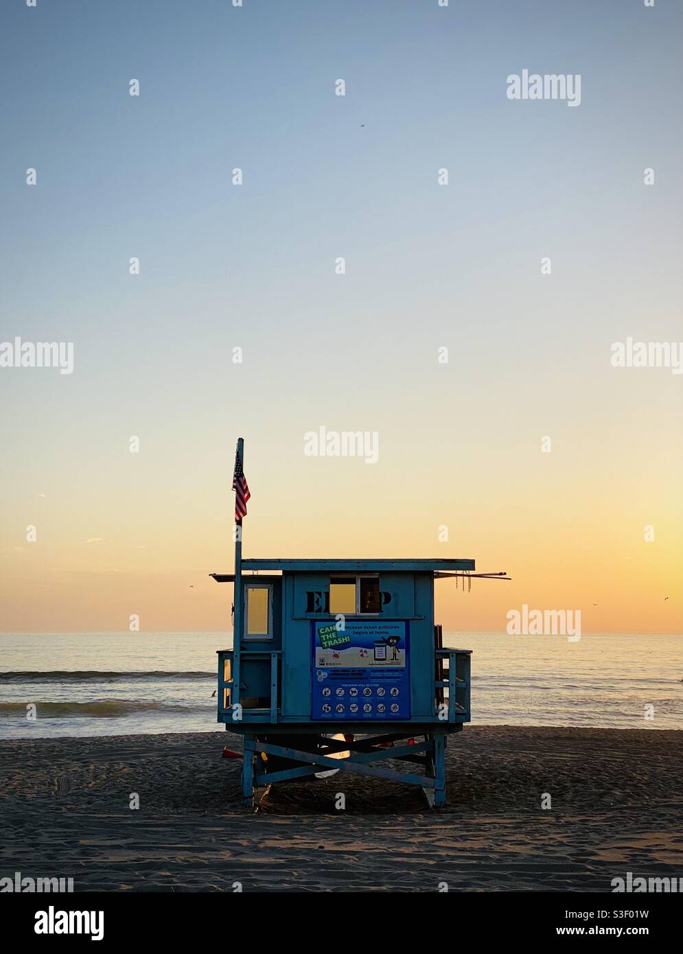 Une tour de maître-nageur au coucher du soleil. Hermosa Beach, Californie, États-Unis. Banque D'Images