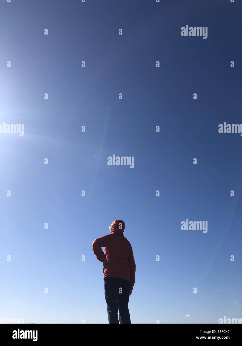 La figure humaine debout au sommet de la colline avec une grande vue du ciel et un espace de copie - Image de stock capturée avec un smartphone