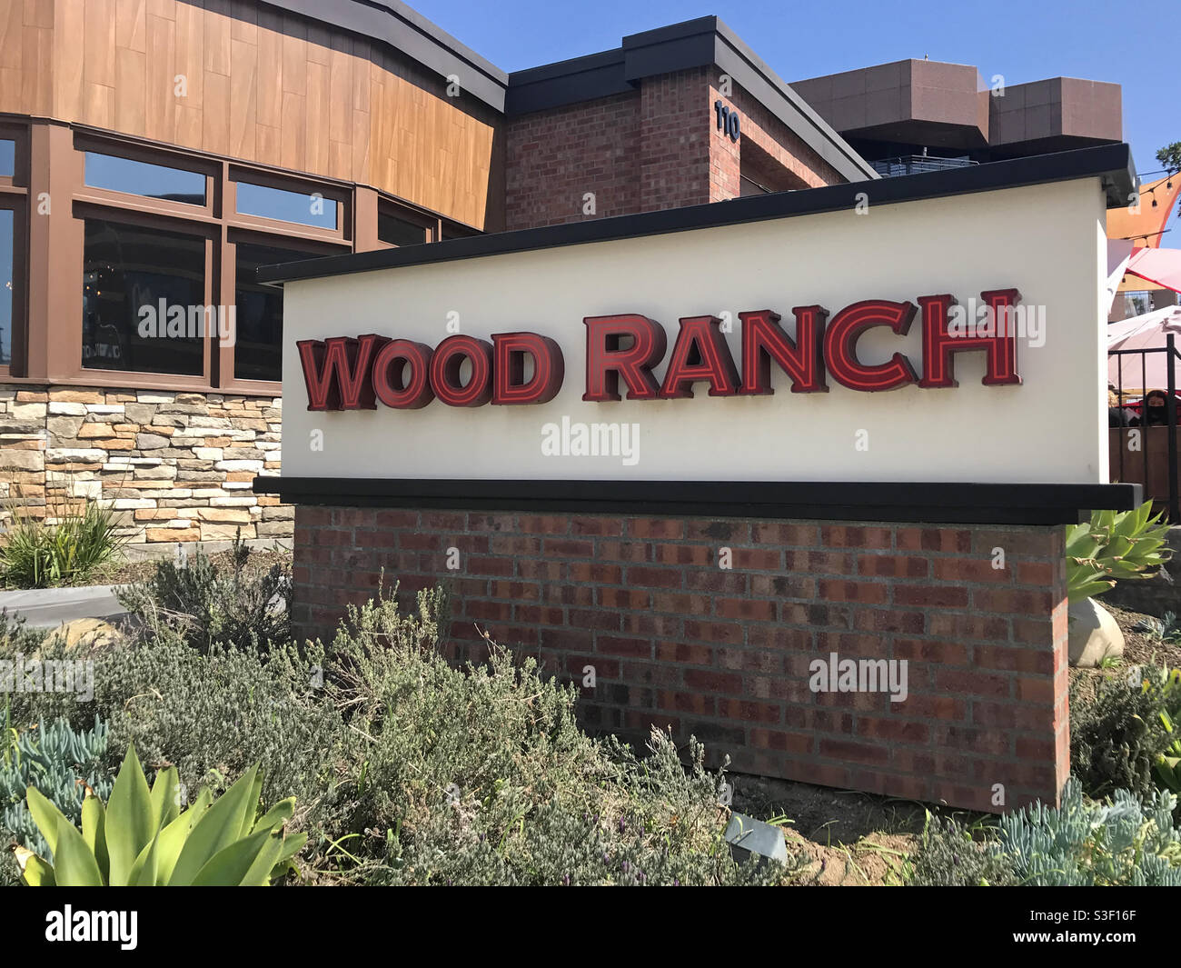 Burbank, CA / USA - 21 mars 2021 : un barbecue et grill Wood Ranch est présenté pendant la journée. Ouvert pour la première fois à Moorpark, en Californie, en 1992, l'entreprise s'est depuis élargie à seize emplacements. Banque D'Images