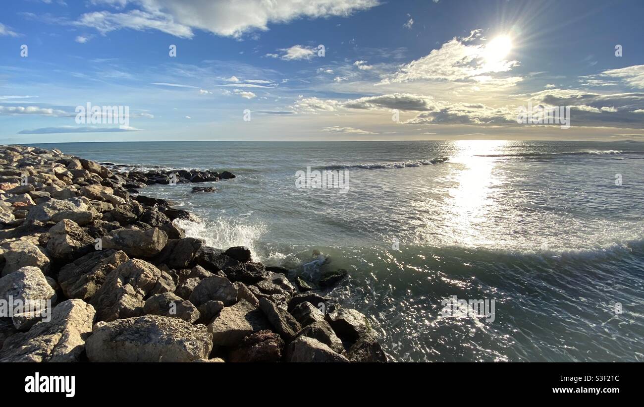 Coucher de soleil sur le quai de brise-lames sur la mer Méditerranée - Image de stock capturée avec un smartphone