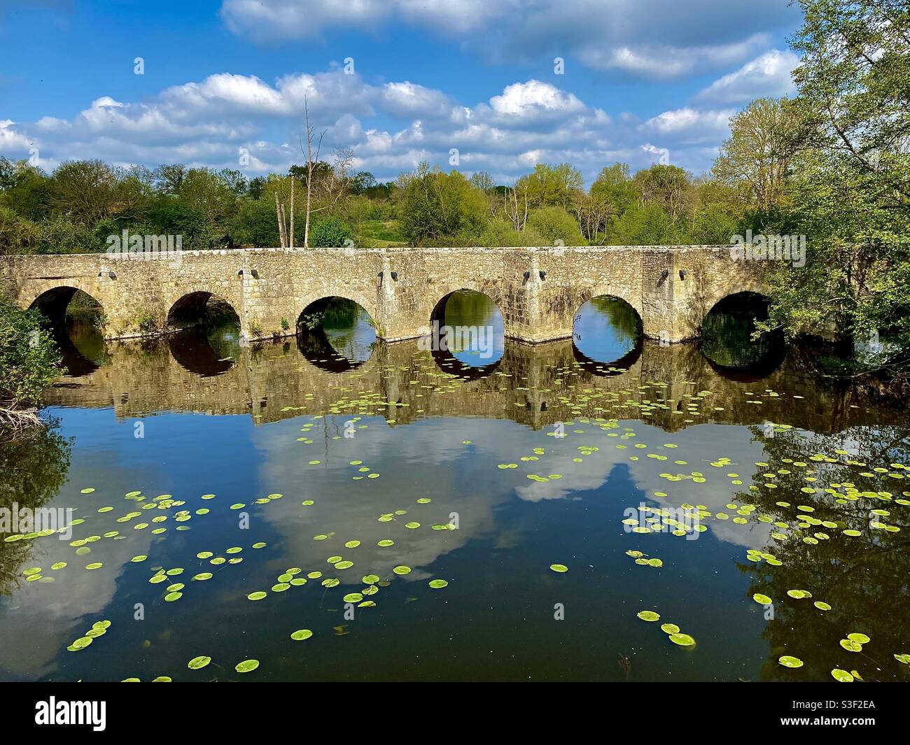 Pont historique traversant la rivière Thouet France Banque D'Images