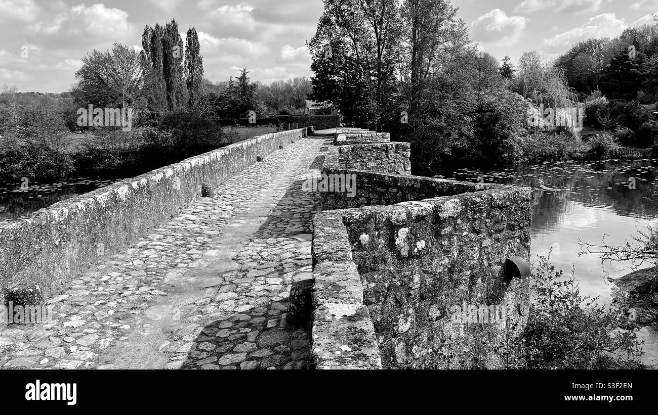 Pont historique traversant la rivière Thouet France Banque D'Images