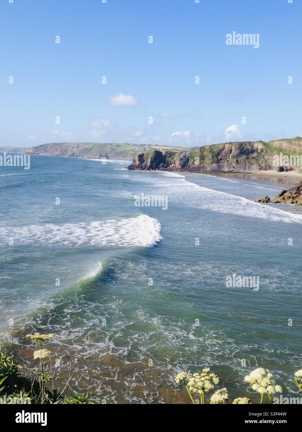 La côte de Pembrokeshire - belle plage dans l'ouest du pays de Galles avec espace de copie sur la mer et le ciel Banque D'Images