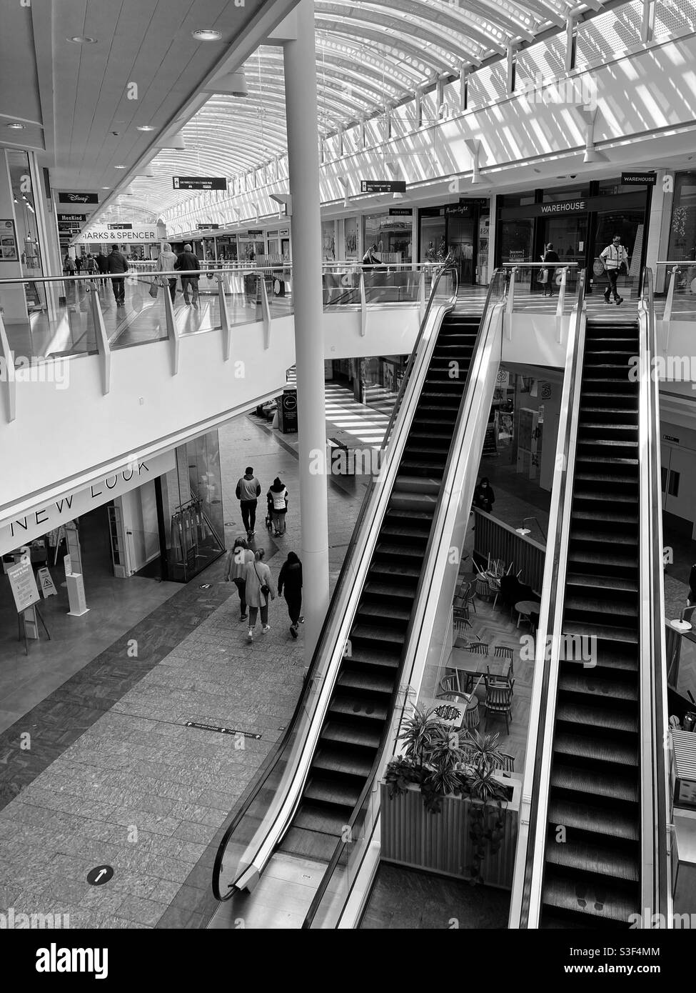 The Mall, Cribbs Causeway, Bristol, Angleterre, Royaume-Uni - centre commercial - montrant les escaliers mécaniques à l'étage supérieur Banque D'Images