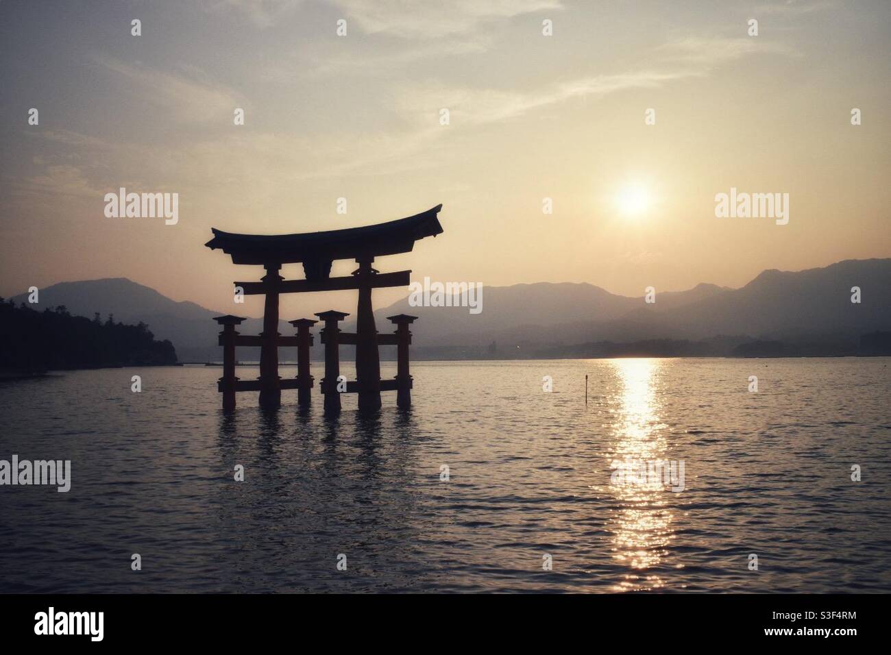 Porte de Torii flottante au coucher du soleil au sanctuaire d'Itsukushima, île de Miyajima, Hiroshima, Japon Banque D'Images