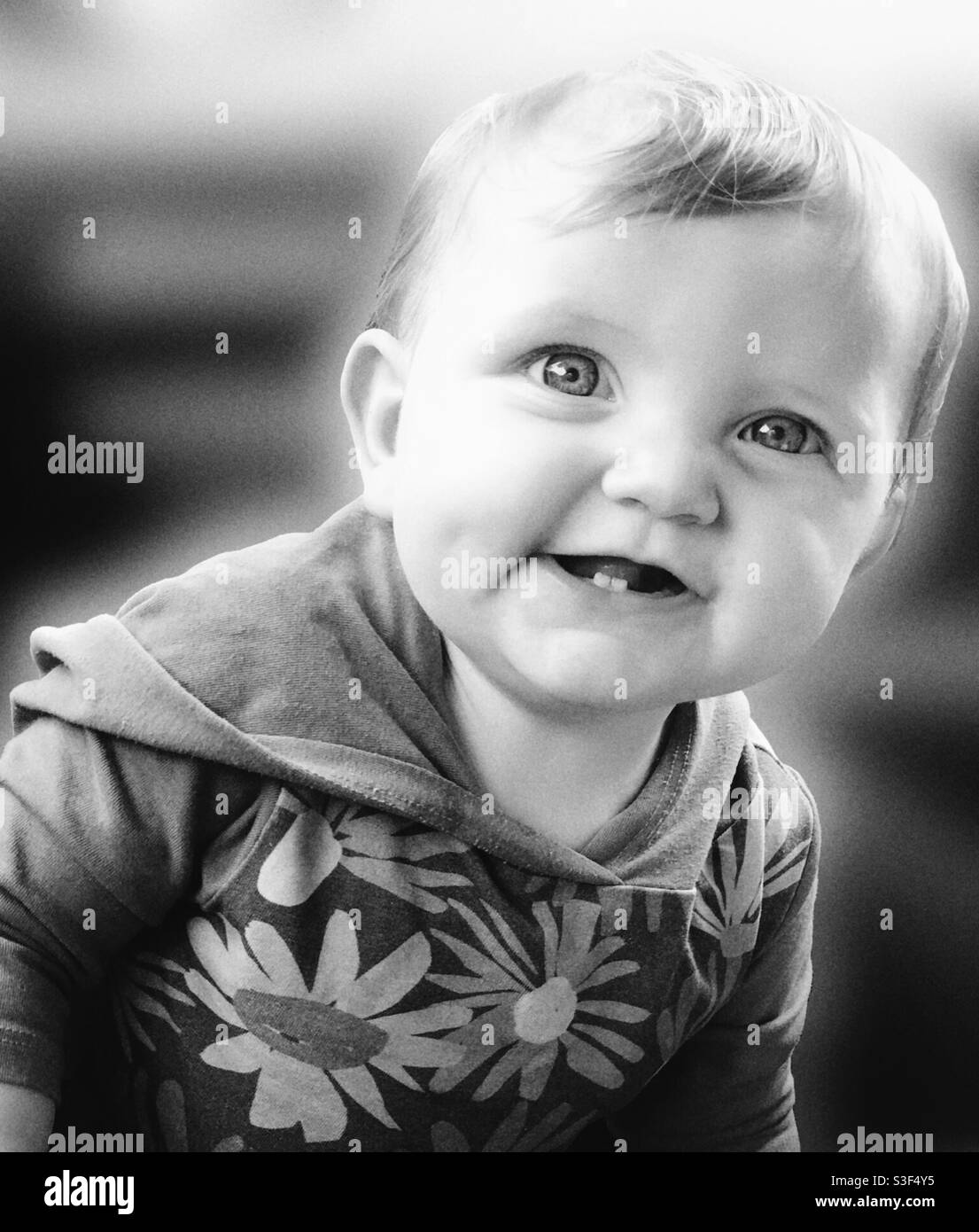 Portrait Noir Et Blanc D Un Bebe De 9 Mois Souriant Et Montrant Ses Deux Dents Inferieures Photo Stock Alamy