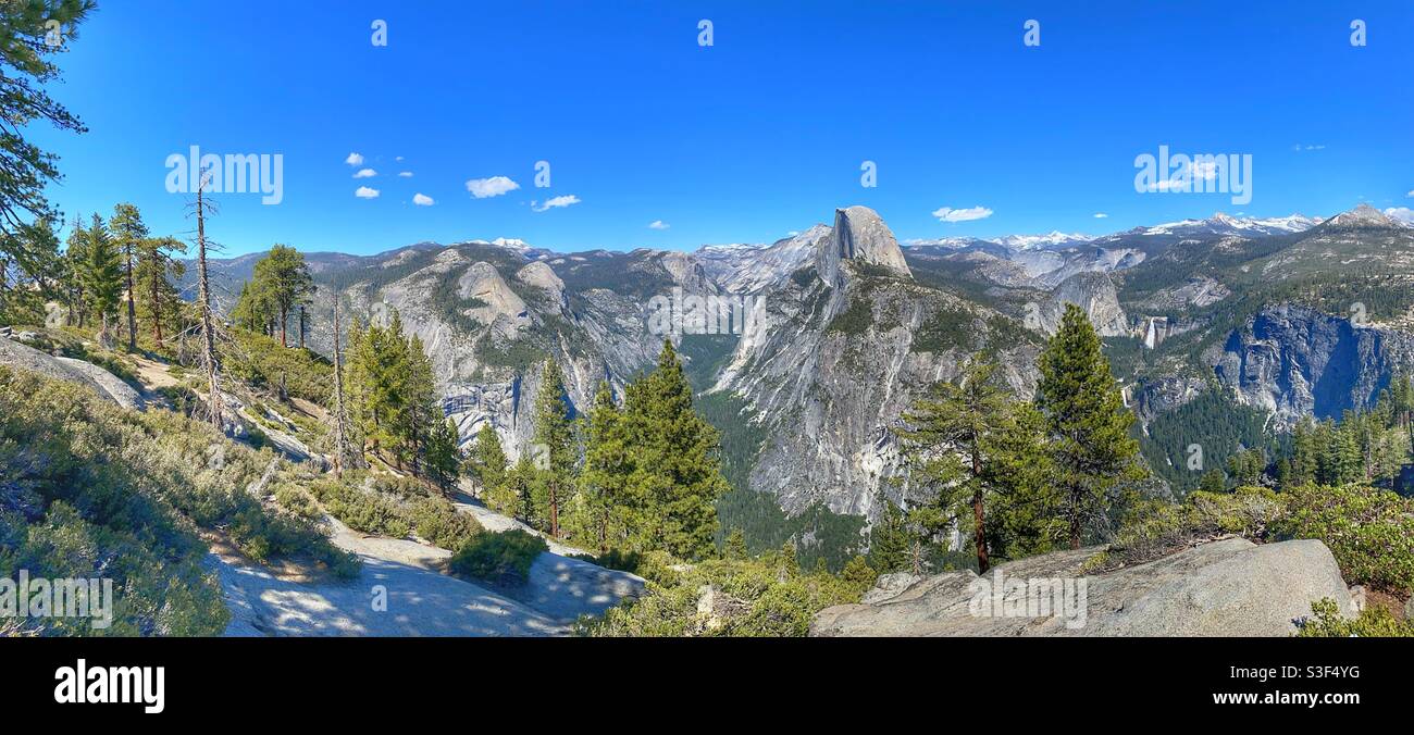 Half Dome depuis la zone d'observation de Glacier point dans le parc national de Yosemite Stationnement Banque D'Images