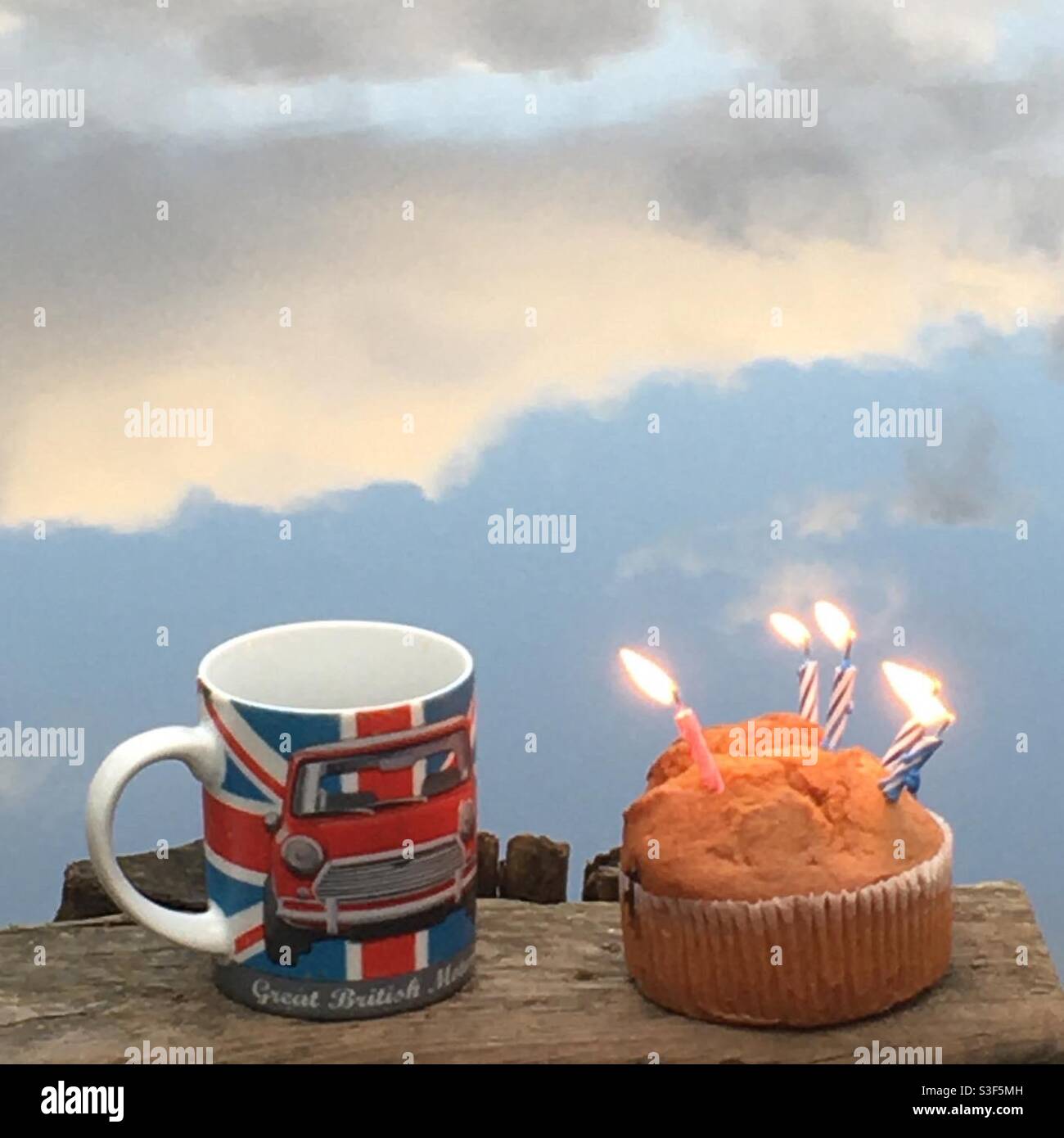 Nous voulions être près de chez vous pour votre anniversaire, café et gâteau au bord de votre lac x. Banque D'Images