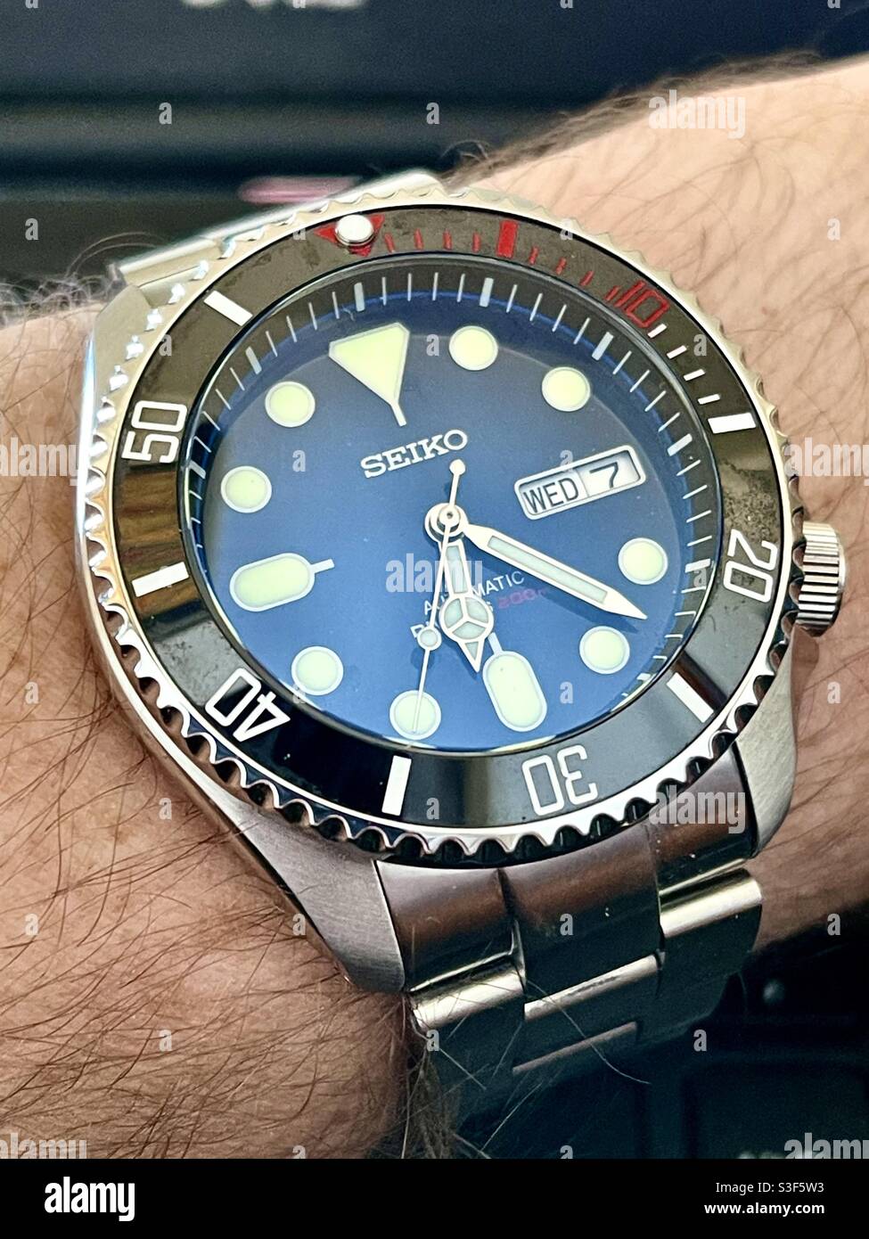 Montre-poignet Seiko mod avec cadran bleu, marqueurs blancs et touches  rouges, hommage à Rolex Submariner ou Omega Seamaster Photo Stock - Alamy