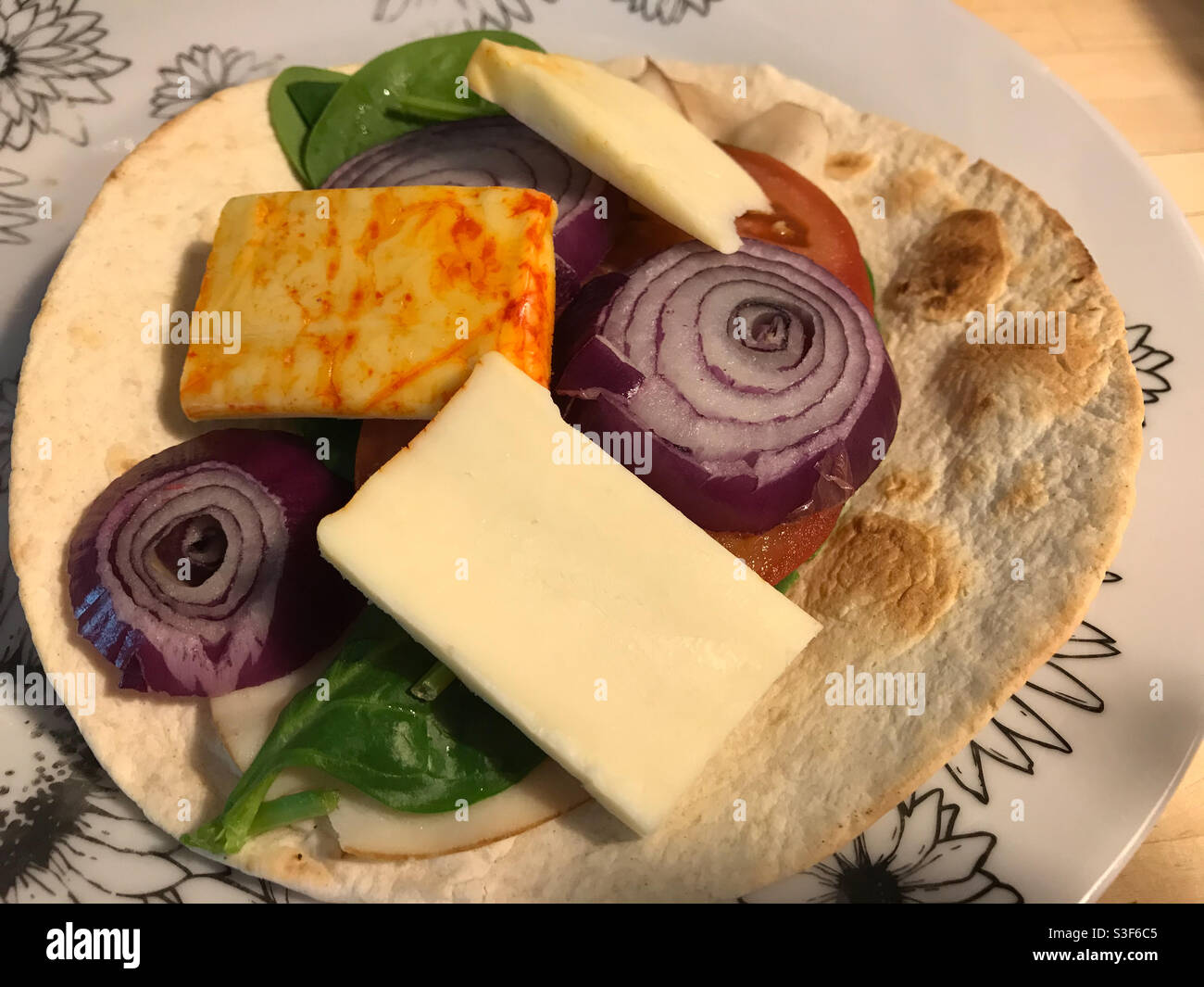 Taco froid avec salade et fromage Banque D'Images