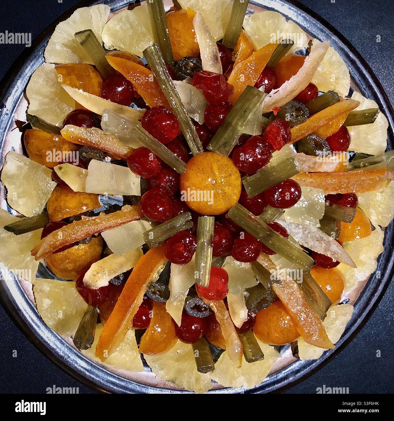 Assiette de fruits glacés séchés de saison pour Noël. Banque D'Images