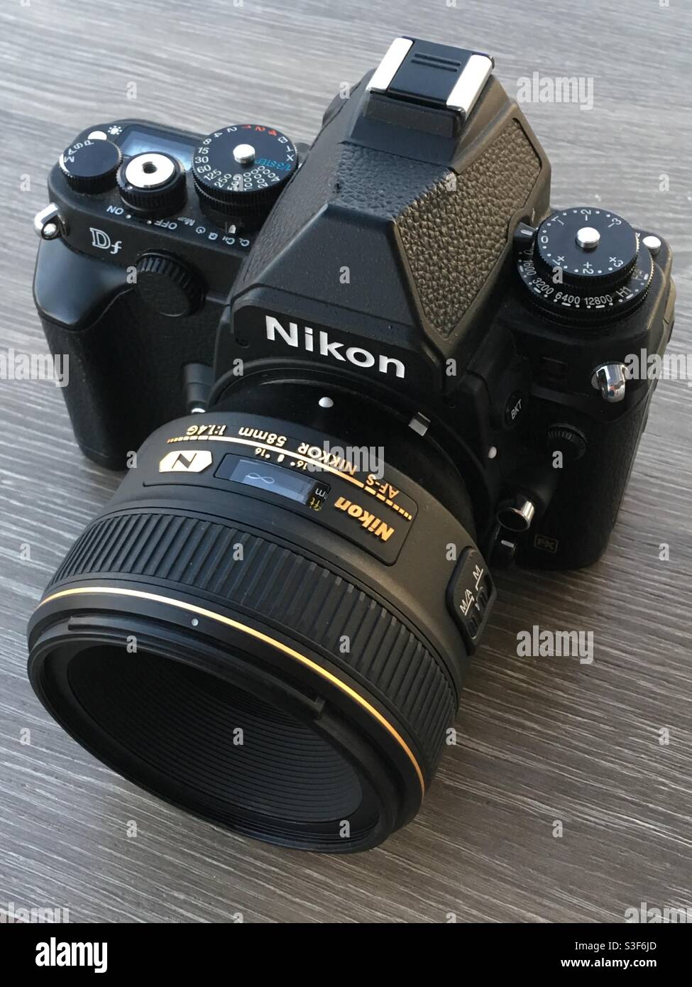 Nikon DF plein cadre reflex numérique avec un Nikkor 58 mm f1.4 sur un plan d'examen gris Banque D'Images