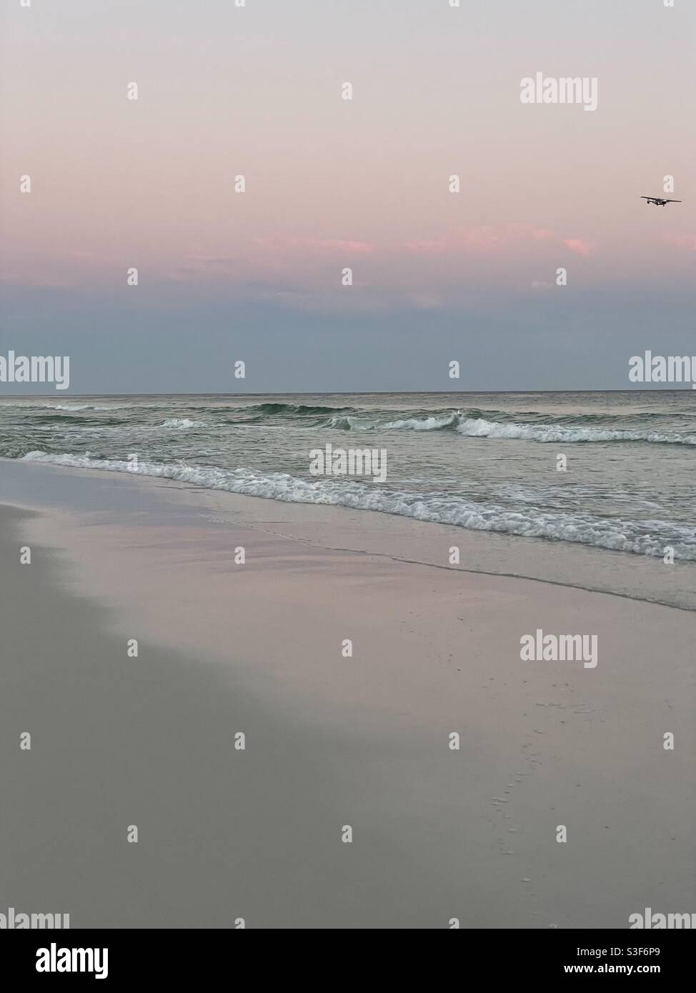 Hydravion survolant le golfe avec un coucher de soleil rose pastel De l'eau du Mexique Floride Banque D'Images