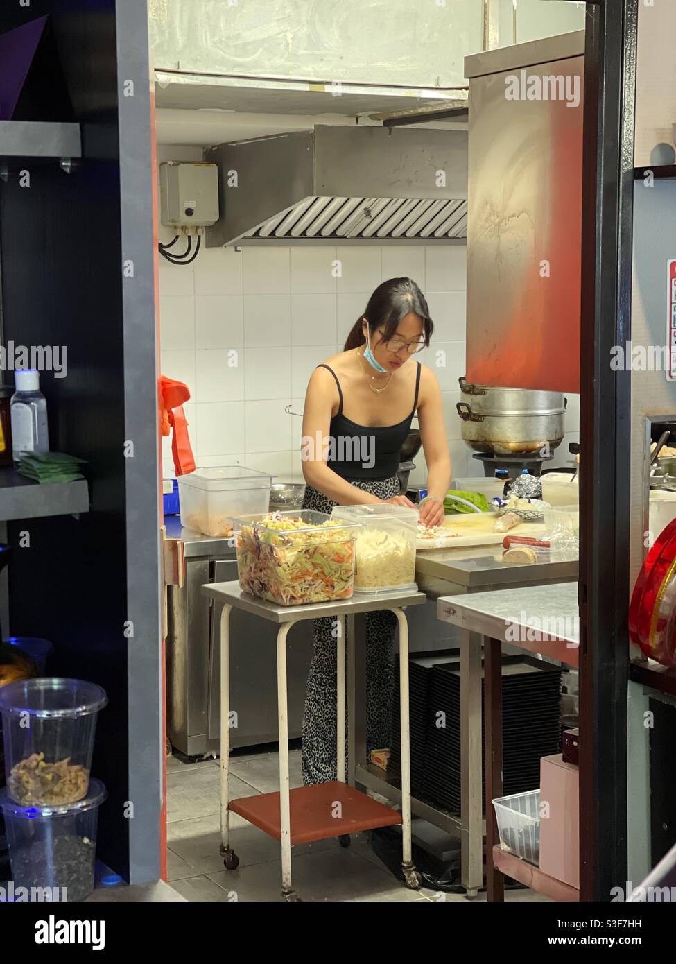 Une femme vietnamienne prépare des plats dans un restaurant thaïlandais à la Grande Motte, près de Palavas les Flots, Canon plage et Montpellier, Occitanie, sud de la France Banque D'Images